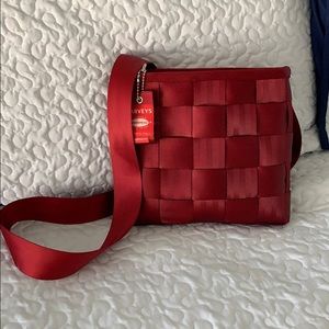 Harvey’s Red Crossbody